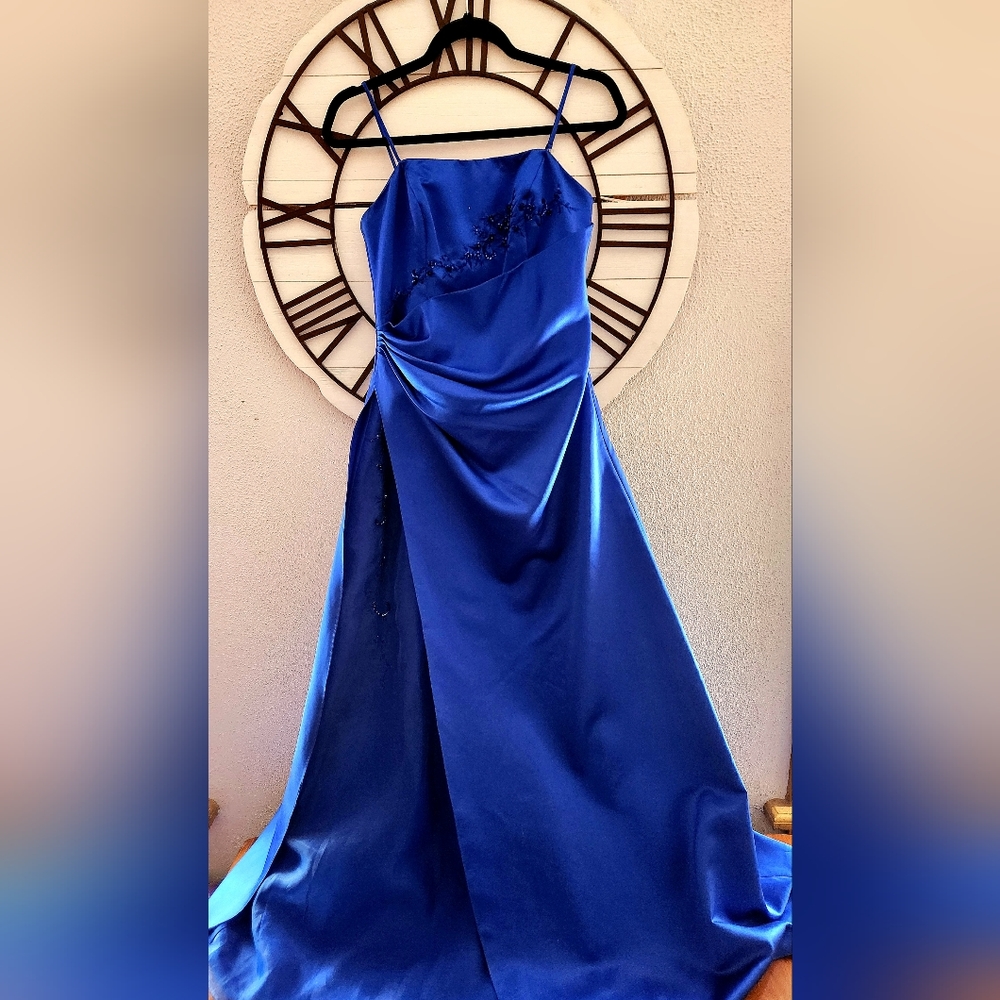 Long, royal blue, prom dress